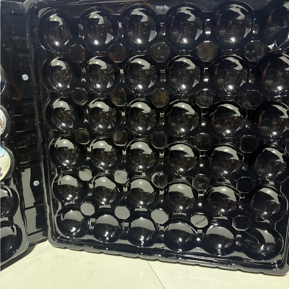 Folder containing 33 Roxx Buttons. - Picture 6 of 7